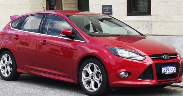 Само две години по-късно се очакавше Ford да е подобрил автомобила, но вместо това направи може би най-лошия Focus от всички. Ако смятате, че 3,3 звезди за модела от 2012 г. са кошмар, ще цитираме шофьорите на Edmunds  - средно 2,3 от 5 звезди за годината. Почти половината от клиентите му дават оценка с една звезда! Ревютата използват фрази като &bdquo;кошмар на предаването&ldquo; или &bdquo;боклук&ldquo;. Един от тях дори призовава за колективен иск за това колко ужасно е направена тази кола. Consumer Reports също ясно се съгласява, давайки на този модел само един от пет  за удовлетвореност на собственика.


Е, няма толкова много проблеми, колкото модела от 2012 г. Но този от 2014 г. е наречен от  CarComplaints &bdquo;най-лоя Ford Focus на всички времена&ldquo;. Причината обаче е проста: лоша трансмисия. Около 63% от всички подадени оплаквания с този модел се отнасят до нея. Едно от шест изтегляния на автомобила се отнася до теч от трансмисията. И това не е основен проблем, с който се сблъскват шофьорите. Просто тя отказва да работи често, когато колата е спряла. Сметките при подобни проблеми в сервиза са огромни.  След като 2012 и 2014 са в този списък, очевидно трябва да избягвате и Ford Focus от 2013 г.